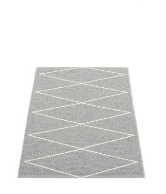 Grauer Pappelina Kunststoffteppich "Max" (70x100 cm) mit weißem Rautenmuster, ideal für Küche und Bad.